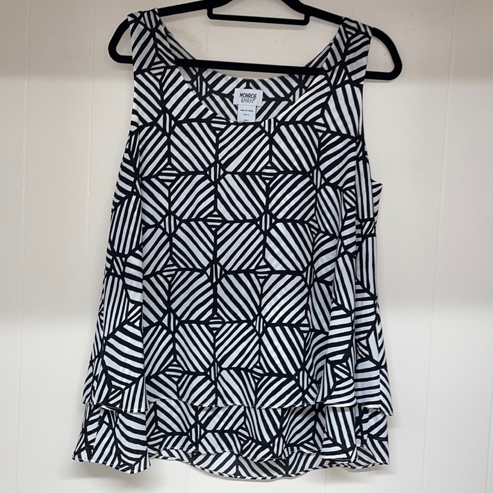 Monroe & Main Tiered Sleeveless Blouse Sz L